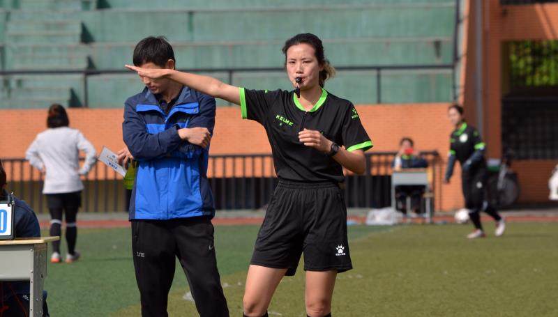 精彩足球对决：女运动员斗智斗勇的简单介绍