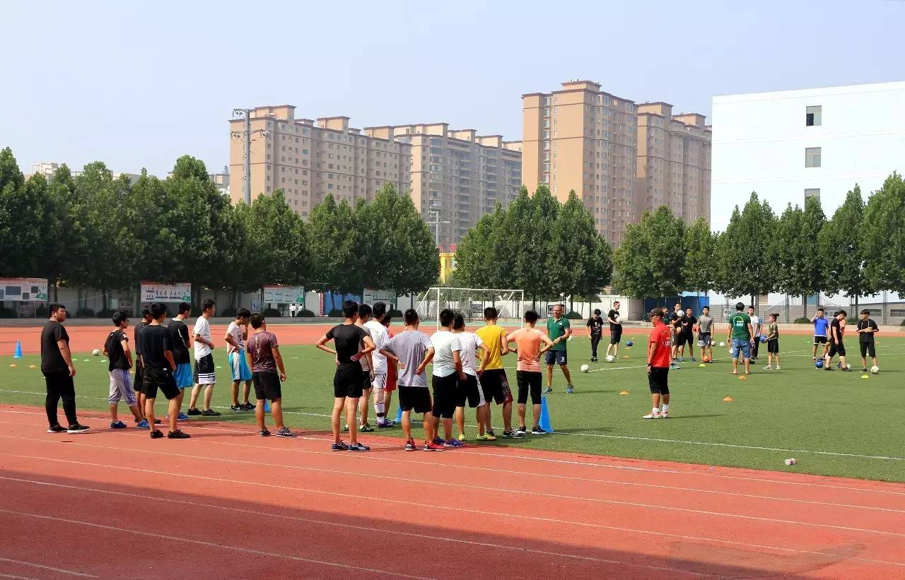 包含克罗托内足球队实力不凡，战胜劲旅的词条