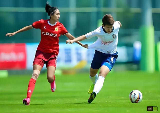 中国女足再次登上冠军宝座，展现出色实力