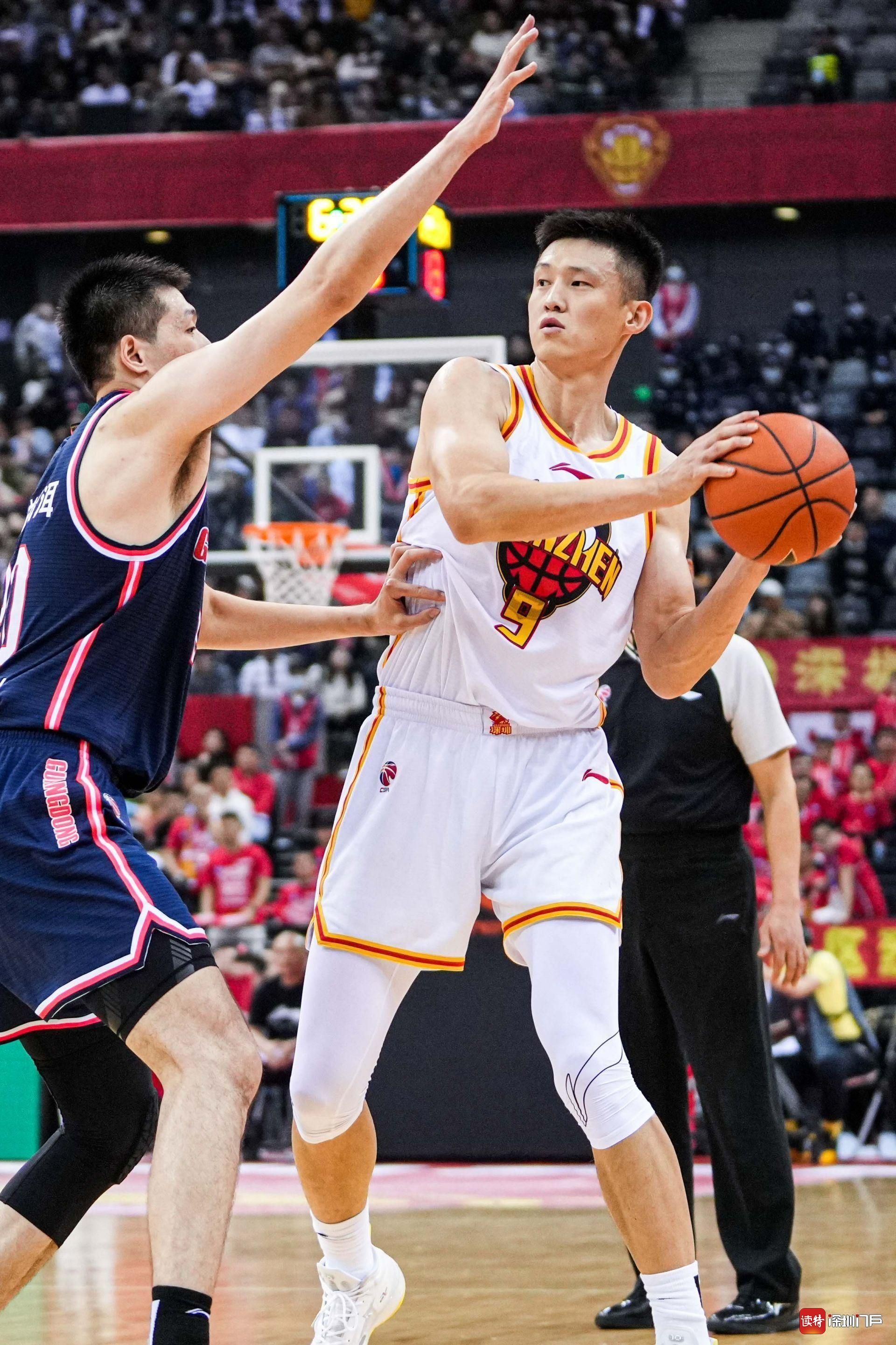 FB体育下载-欧国联新赛季开局精彩，球迷沉浸在激烈对决中