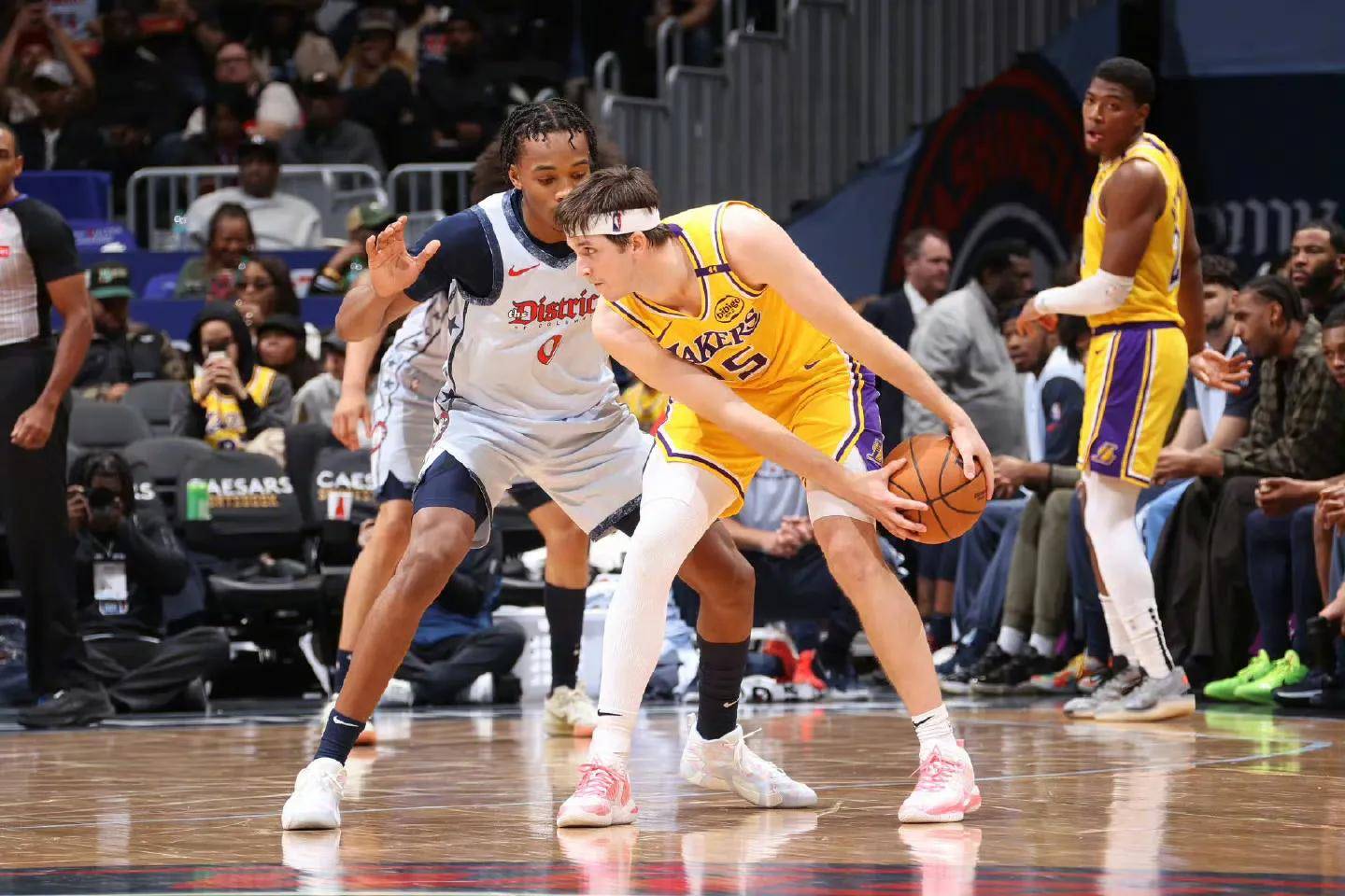 FB体育官网-湖人大胜奇才结束连败