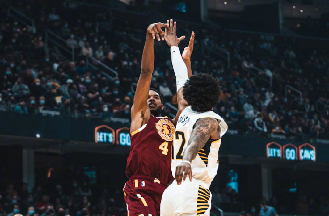 步行者击败老鹰，萨博尼斯锋